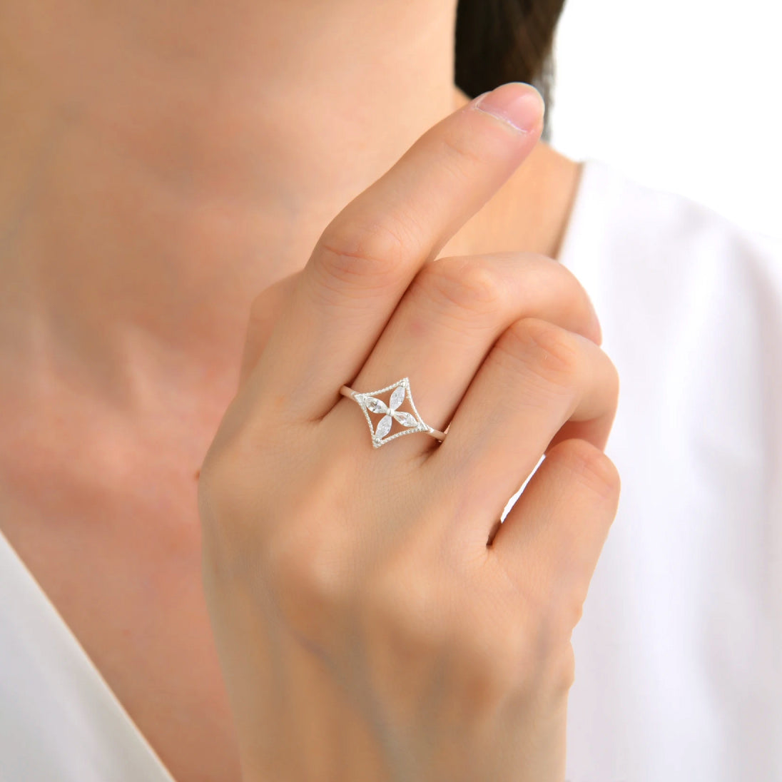 Anillo Flor en Rombo